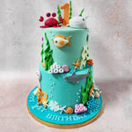 Every detail on this aquarium cake is meticulously crafted, showcasing an array of marine life. 