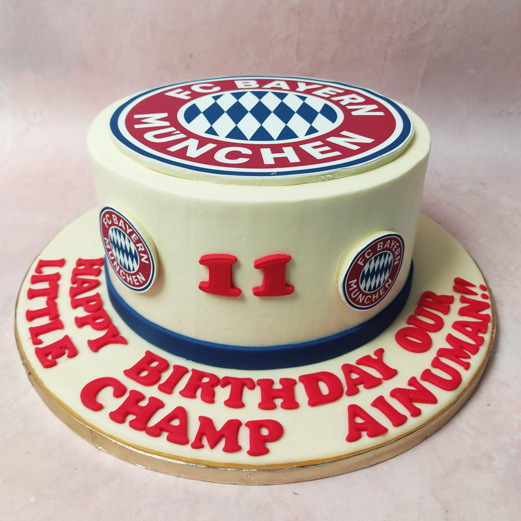 With a white base adorned by a blue ribbon mirroring the club's emblem, this Bayern Munich cake kicks off a celebration that's truly a league of its own.