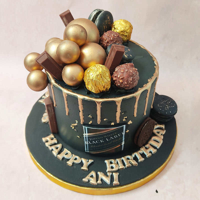 Featuring a matte black base with a gold drip pattern around the rim, the highlight of this chocolate decor cake is the black label label at the centre. 