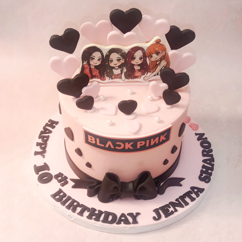 The Blackpink members themselves are embedded into the top tier of this Girl Group cake with flair and finesse.