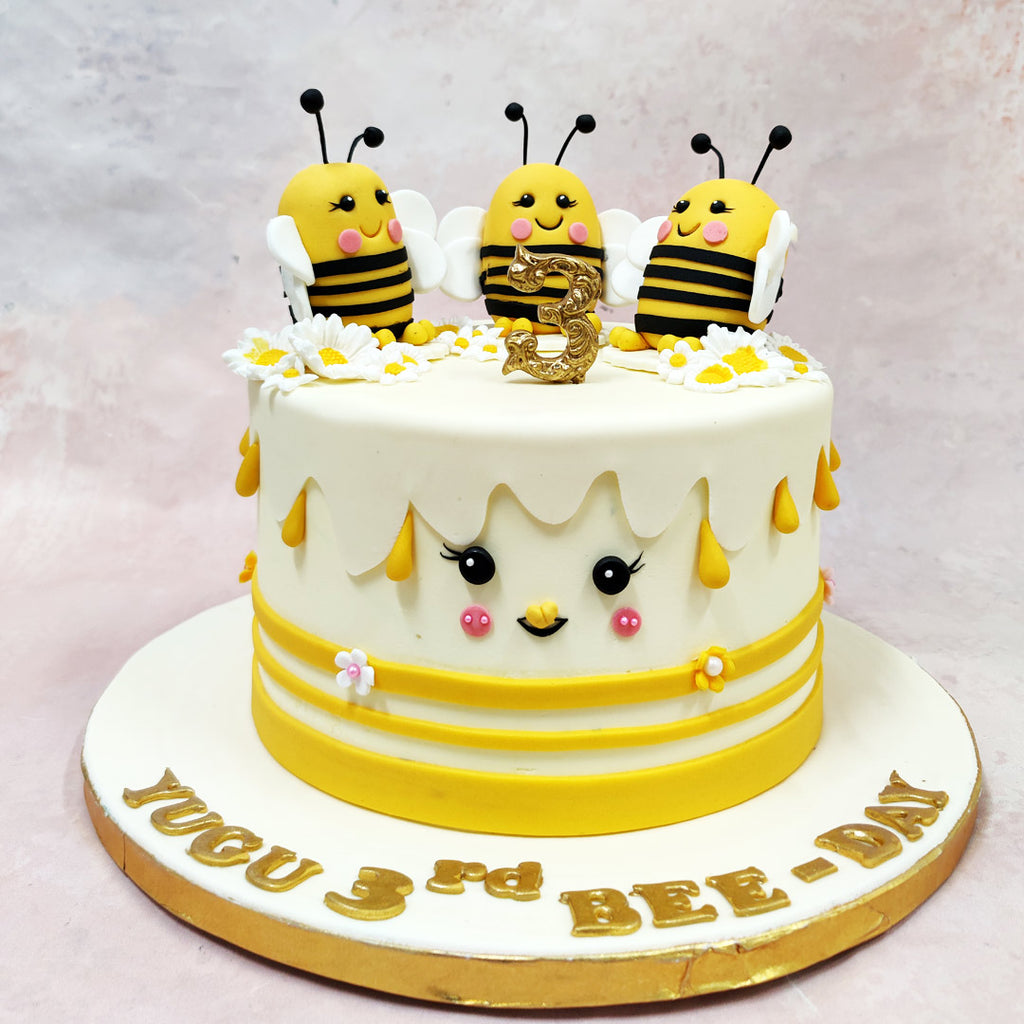 This Bumblebee Theme Cake is the ultimate buzz of the party—adorably animated and full of honeyed happiness. 