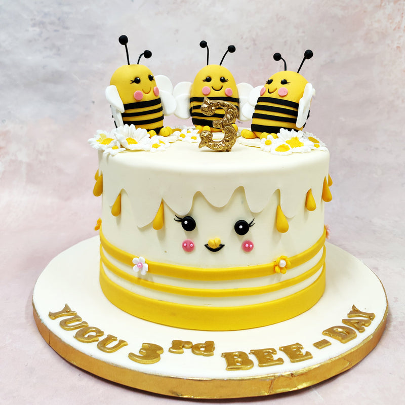This Bumblebee Theme Cake is the ultimate buzz of the party—adorably animated and full of honeyed happiness. 