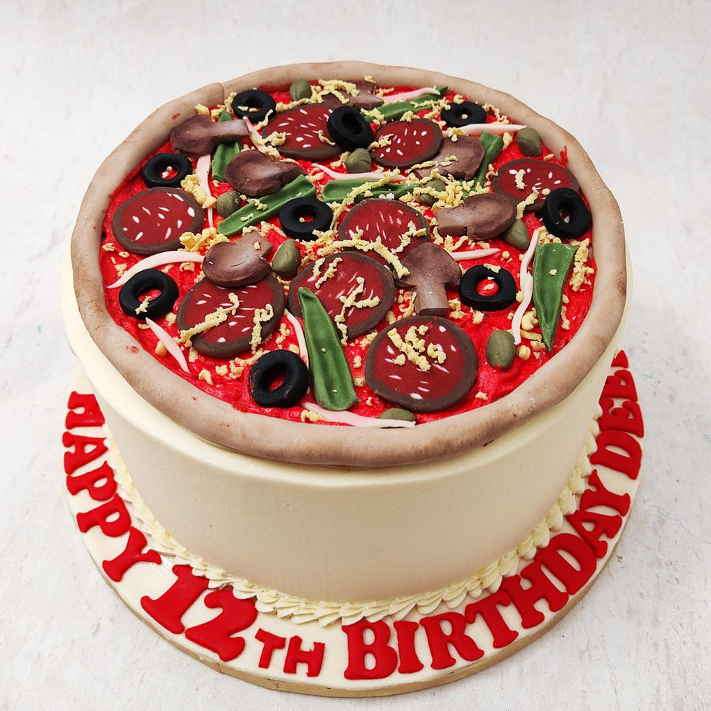 Confusing to the eyes but a treat to all the senses, this pizza theme cake has all the aesthetic appeal of a good slice of pizza and all the delicious flavour of our Liliyum special cakes. 