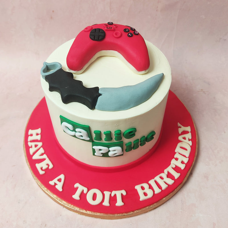 At the pinnacle of this Call of Duty Cake, an iconic curved knife, reminiscent of epic battles in Call of Duty or Fortnite, stands proudly. 