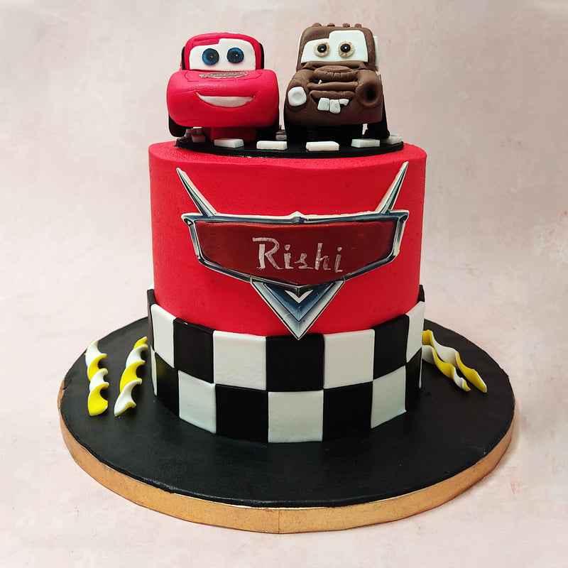 But that's not all! Sitting atop this Mater cake are figurines of Lightning McQueen and Mater themselves. 