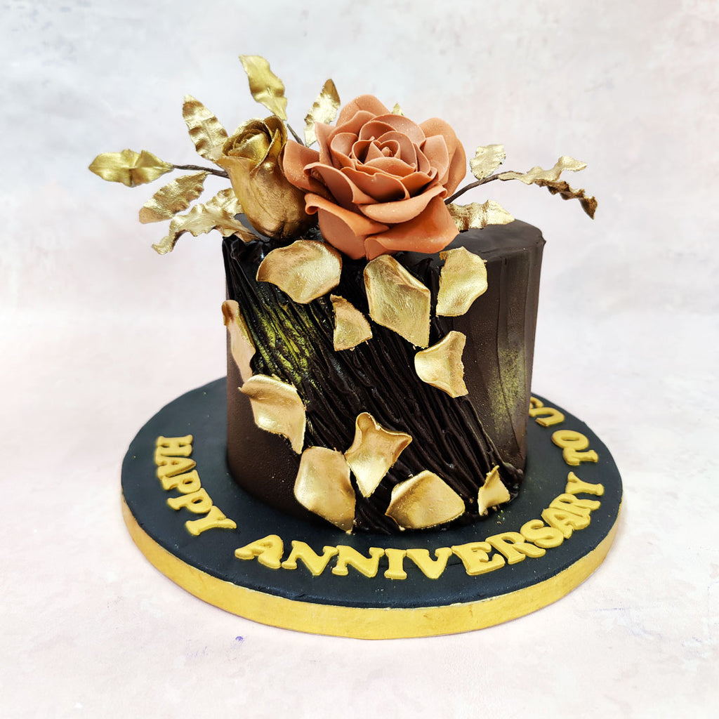 This opulent Chocolate Cake With Roses exudes timeless elegance with its sophisticated design and meticulous craftsmanship. 
