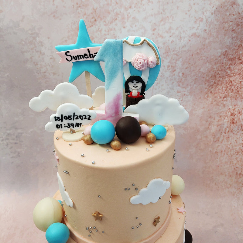 On the side of this cloud birthday cake for kids spot a ladder going up to the sky, furthering the storybook aesthetic of this design.