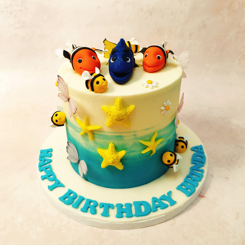 Bumblebees buzzed, butterflies fluttered, and yellow starfish danced among delicate white flowers, creating a symphony of colours and shapes on this Bumblebee Cake design.