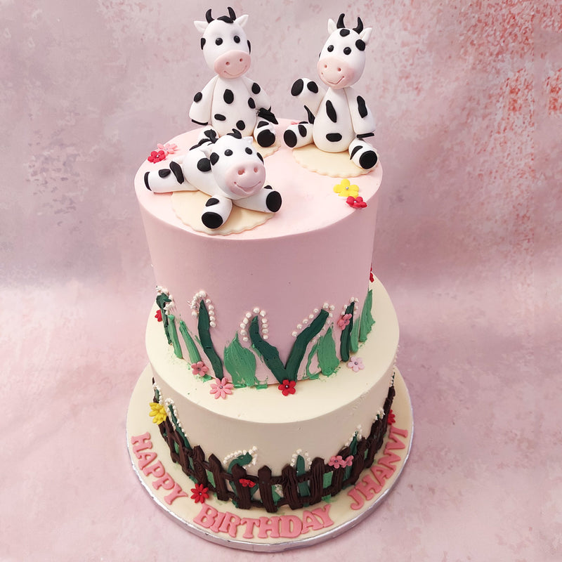 This two tier cattle cake centres around the three cow figurines seated on top, bearing a resemblance to the stuffed toys we would fall asleep with in our nurseries as babies. Cows symbolise serenity and generosity, beautiful sentiments to bring to life in a birthday cake for kids