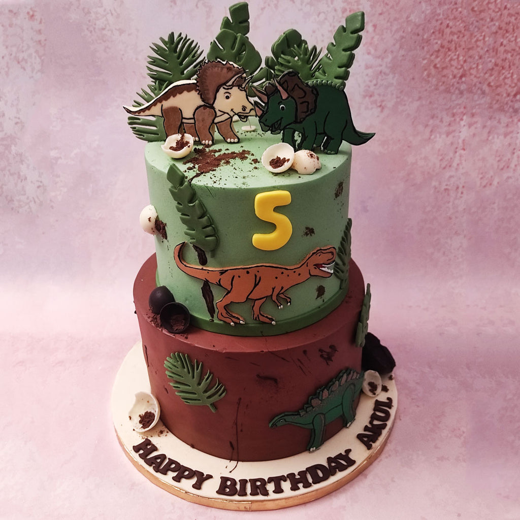 With a chocolate-y brown bottom tier and leafy green top tier, this Dinosaur 2 tier cake brings to life the earthy tones and textures of the great outdoors, even if it was 230 million years ago.