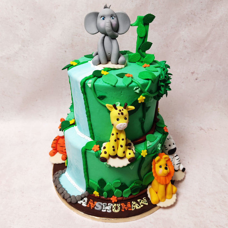 Bringing the jungle to life, this Zebra Cake showcases edible figurines of some of the most iconic animals found in the wild. 