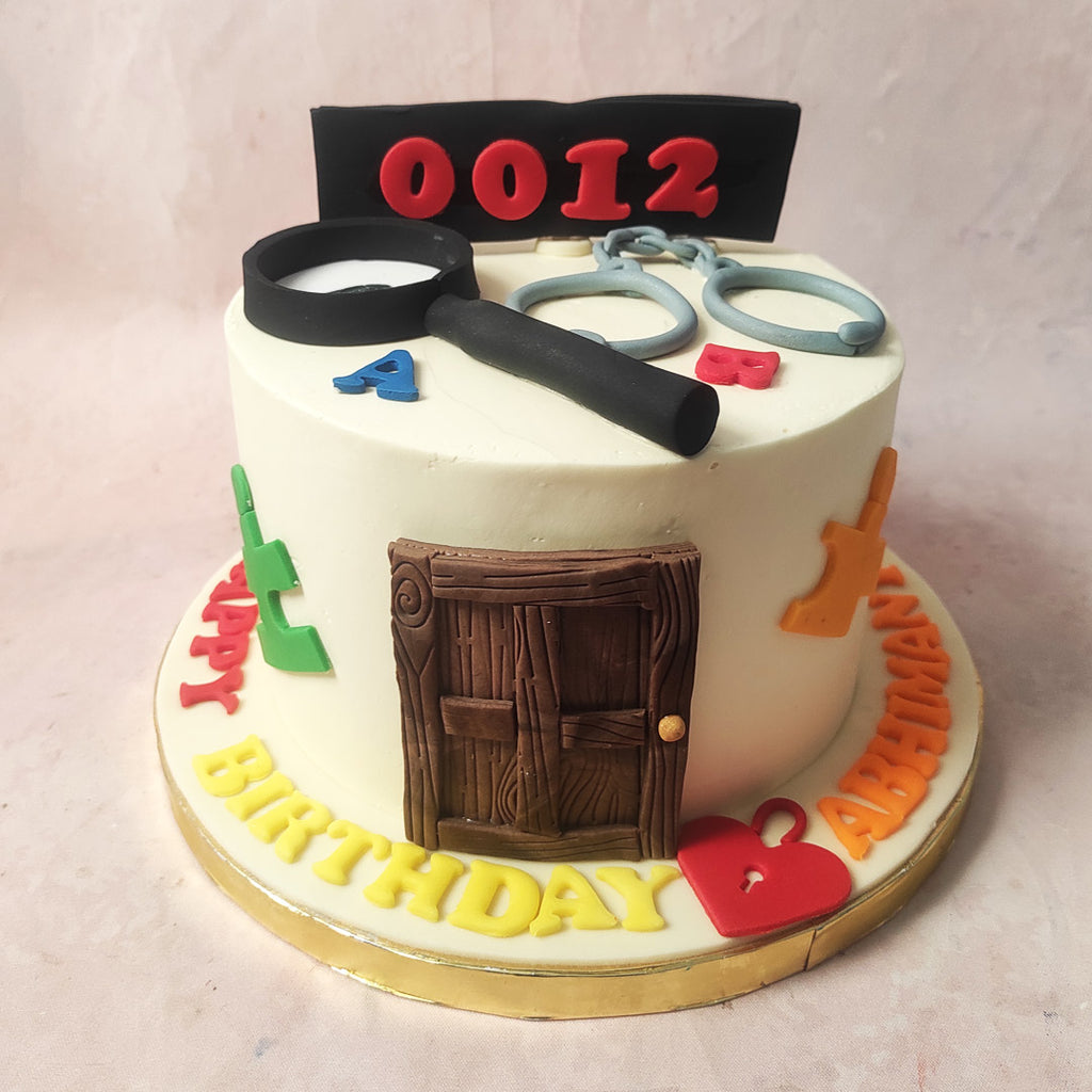 Atop this Escape Room Cake a magnifying glass, handcuffs and a placard with a numerical code! 