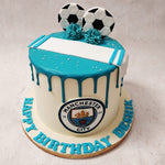 The Manchester City logo lies at the centre of this Man City cake design and completes the blue and white colour palette, which has a minimalistic yet artistic, realistic and masculine aesthetic.