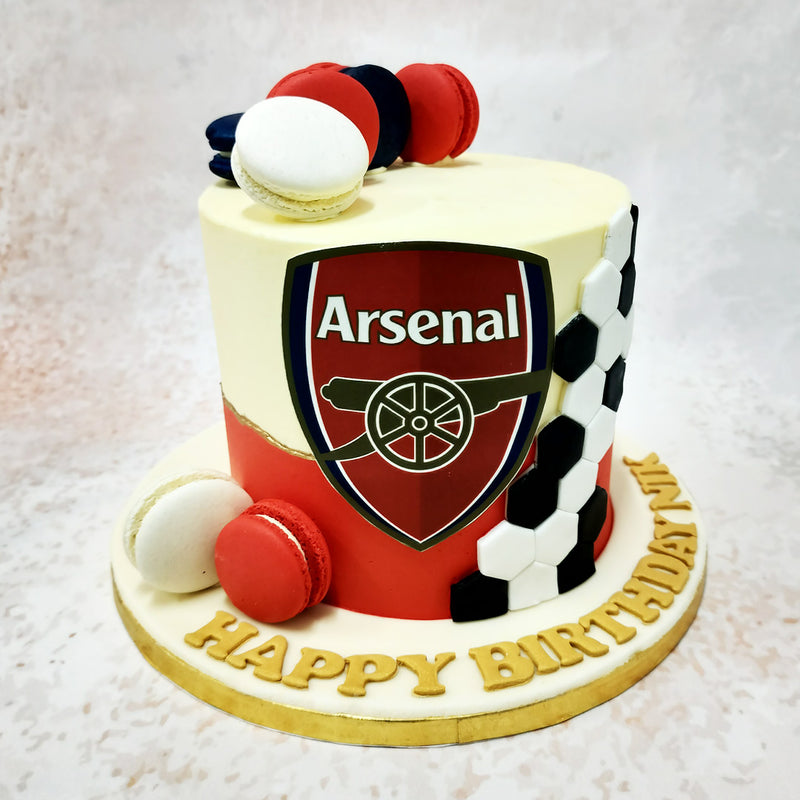 This spectacular Arsenal Cake features a smooth, cream-coloured base, it proudly showcases the iconic Arsenal crest at its centre. 