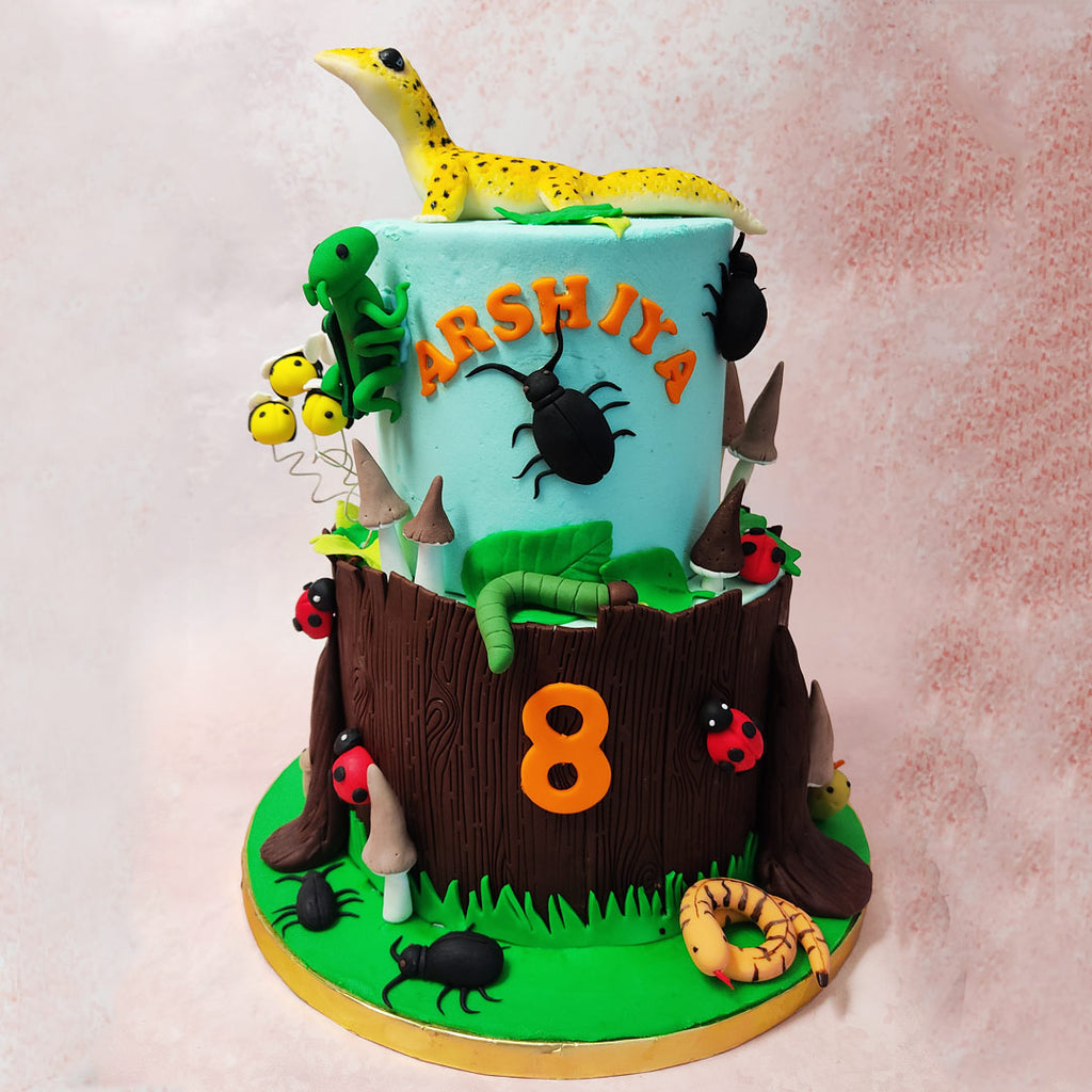 The showstopper is the gecko cake topper - a life-sized gecko seated proudly on top toweing over the springy bumble bees, beatles and grasshoppers. 