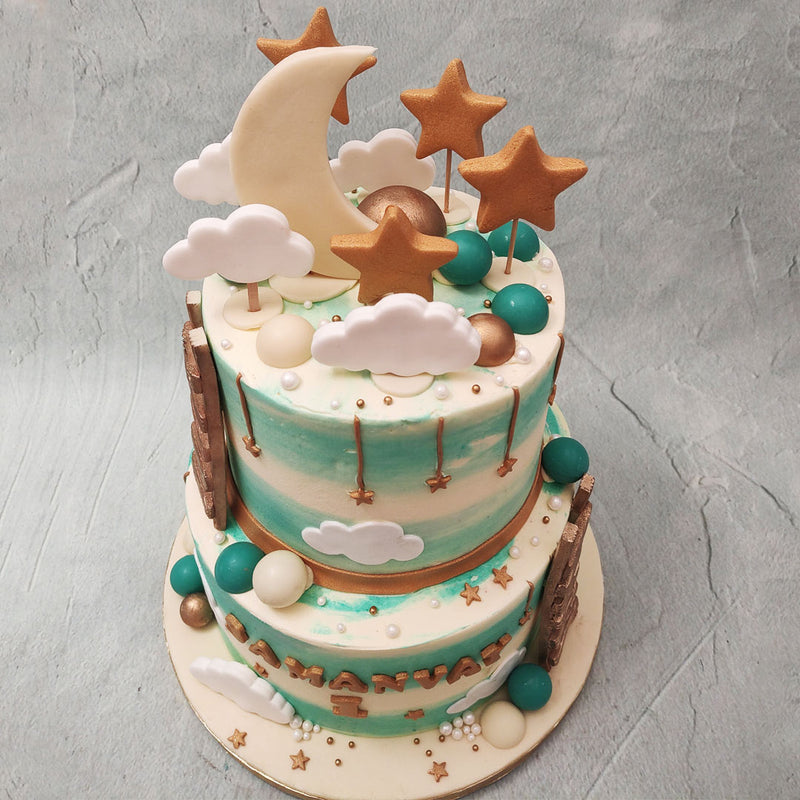 From the ribbon between both tiers, to the ladders to the sky through the clouds, to the hanging stars, the gold accents in this two tier clouds and stars cake really create the imagery of treasure. 