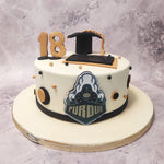 Adjacent to the graduation hat, on top of this graduation cake is a congratulatory blackboard which symbolises the educational journey that has shaped the graduate's future.
