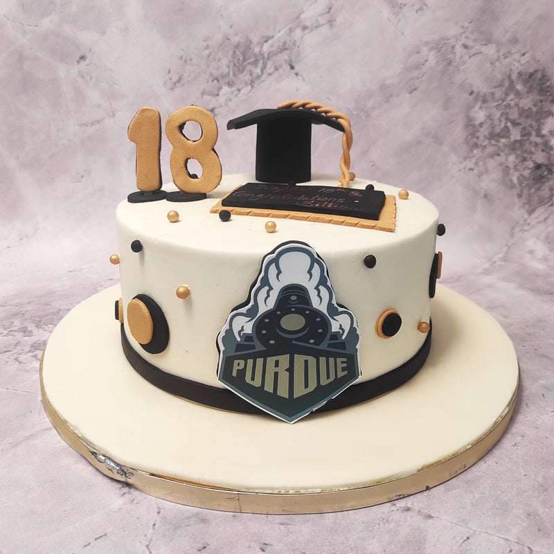 Adjacent to the graduation hat, on top of this graduation cake is a congratulatory blackboard which symbolises the educational journey that has shaped the graduate's future.