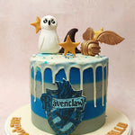This Ravenclaw cake has blue and grey layers that form the base, reminiscent of the majestic colours that represent Ravenclaw House.