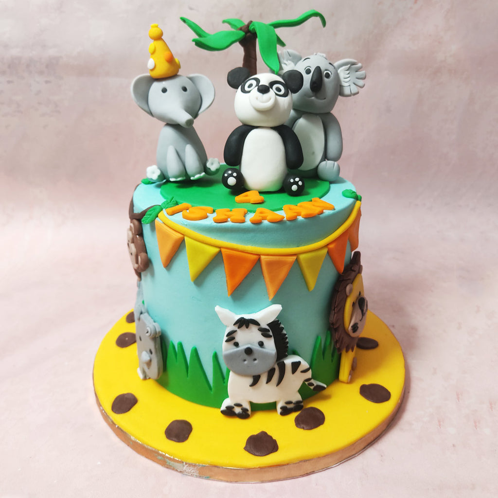 At the heart of the jungle fantasy that is this Jungle Animal Cake, spot tropical icons such as the vibrant 3D palm tree and yellow and orange banner flags, inviting you to a party in the animal kingdom.