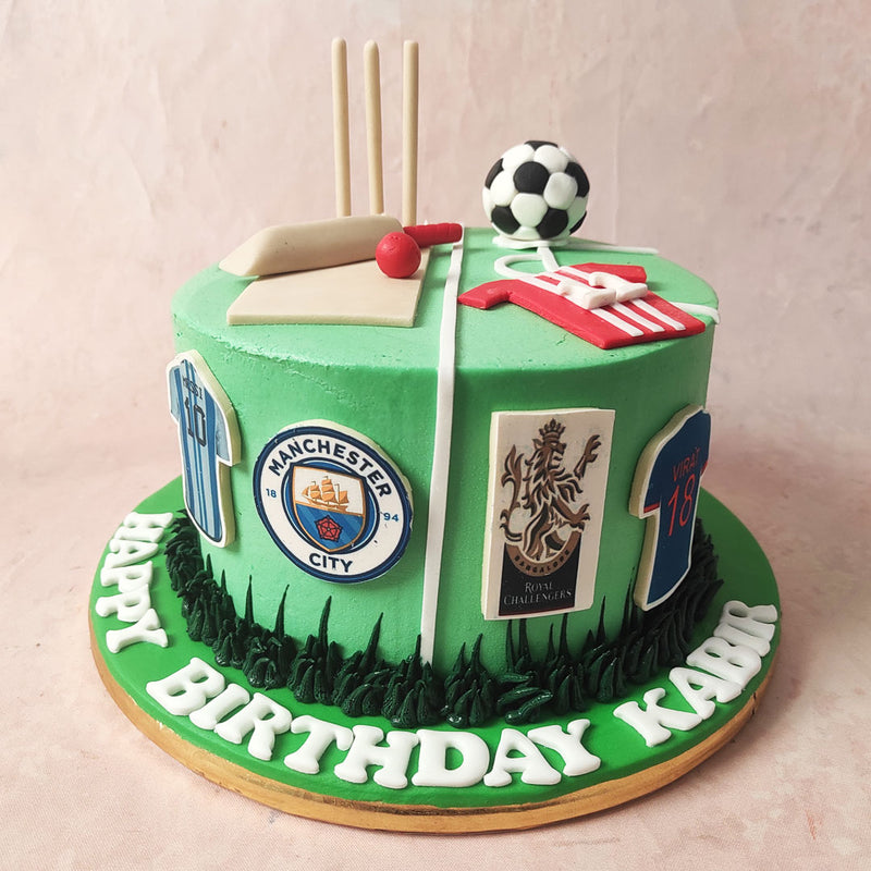 On one side of this Manchester United Cake, a cricket pitch steals the limelight, complete with wickets, cricket bat, and ball. 
