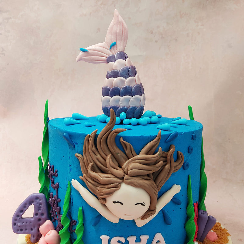 Our mermaid tail cake also features various aquatic plants and sea creatures, such as seashells, starfish, and coral, scattered throughout the design.