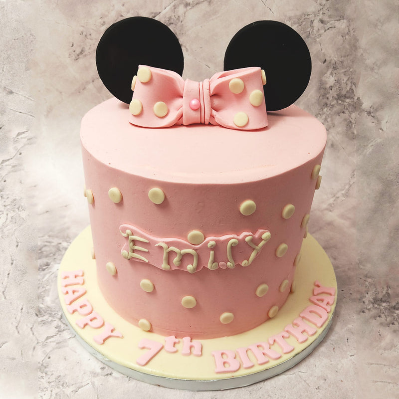 Accompanying the ears on this Polka Dot Cake is a matching light pink bow—a nod to Minnie’s unwavering grace and femininity. 