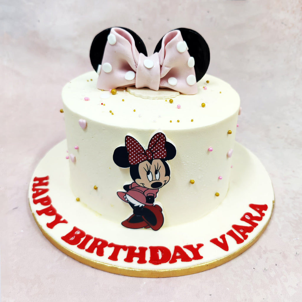 This Minnie Mouse Bow Cake is a picture-perfect tribute to everyone’s favourite Disney darling, crafted with timeless charm and a pop of playful flair. 