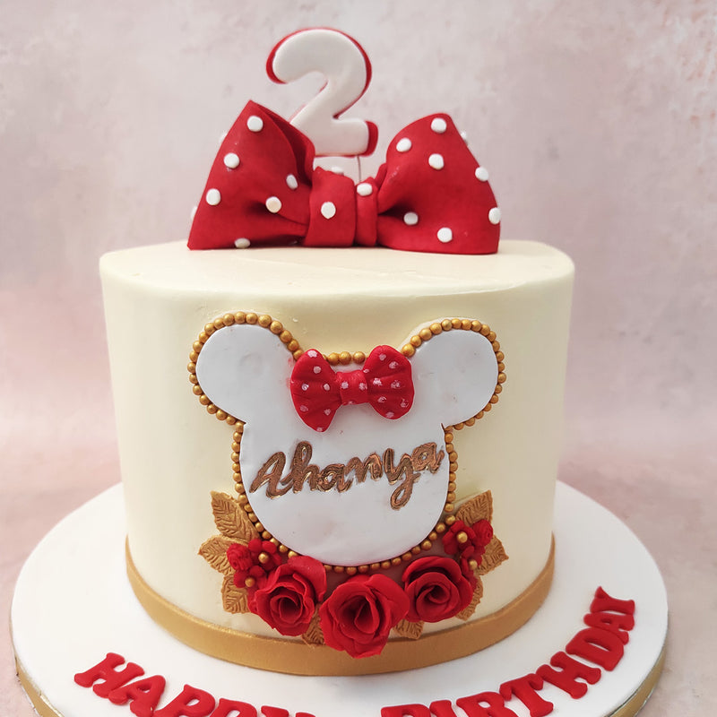 To complete the look, a golden ribbon gracefully adorns the bottom tier of this birthday cake for kids, adding a luxurious finishing touch. 