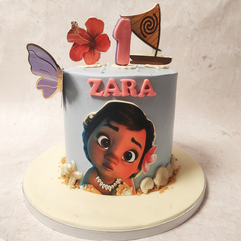 Rising from the seascape on this simple Moana cake design is a striking 3D depiction of Moana herself. 