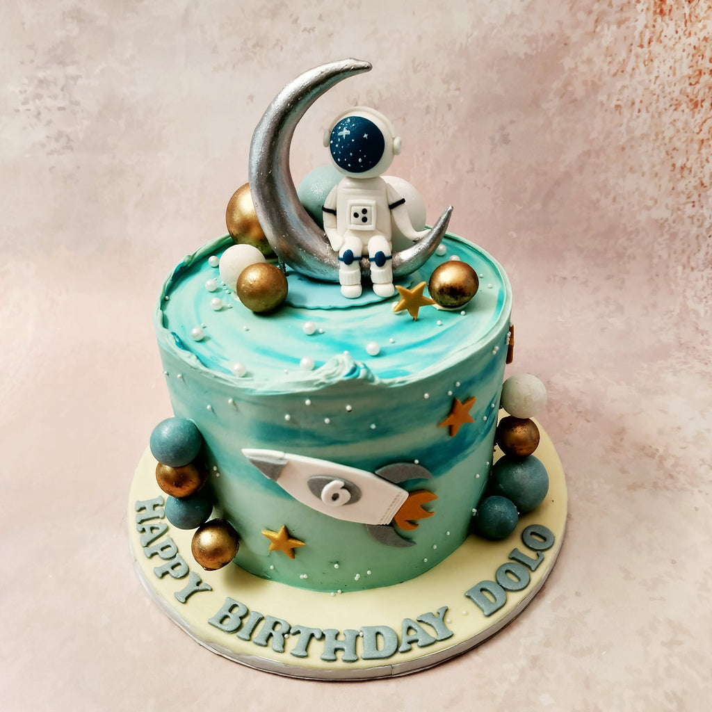 Reflecting the romance and wonder of the cosmos, the astronaut's helmet gleams with the reflection of countless stars, adding a touch of cinematic magic to the scene created on this Star Cake.