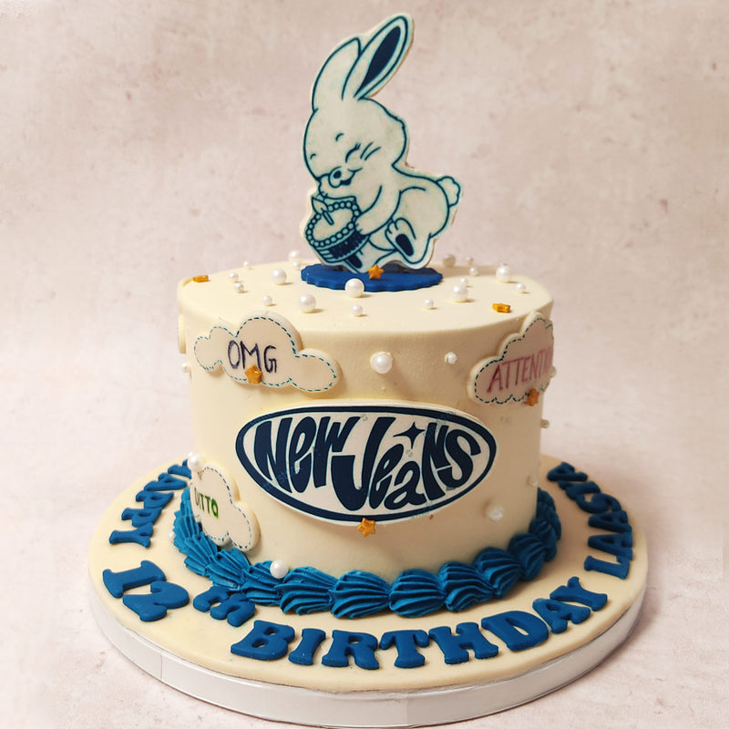  The pure white base of this NewJeans cake resonates with the band's innocence and authenticity, while the blue buttercream piping at the bottom mirrors their cool, trendy vibe.