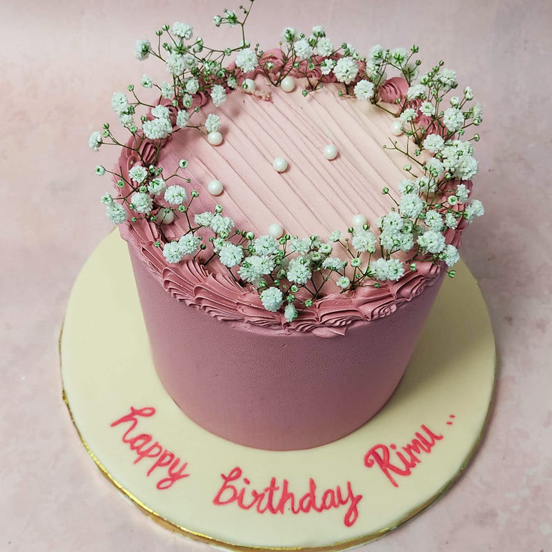 The pastel mauve shade of this pink floral cake subtly alludes to the warmth and affection you hold for your beloved. 