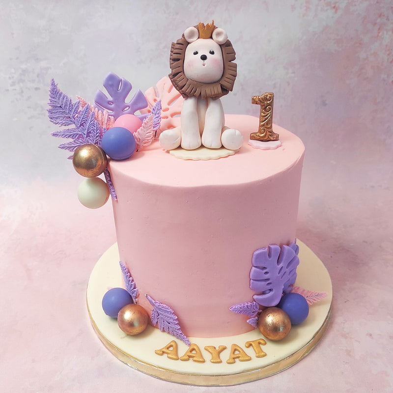 Adding to the allure are the gold, white, pink, and blue baubles that embellish this little lion cake. 