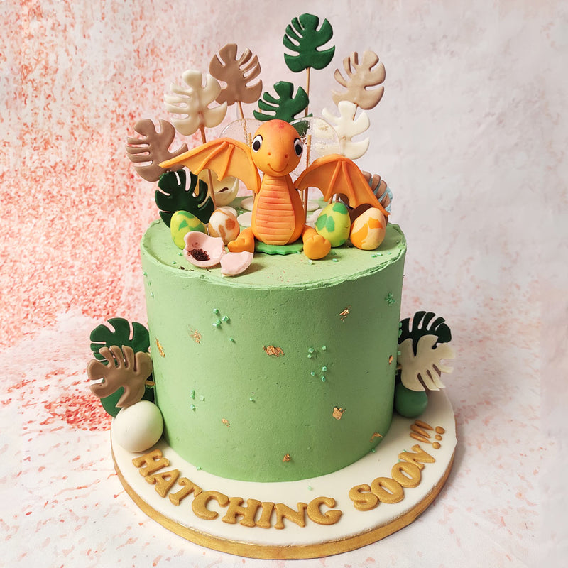 At the centre of this Pterodactyl Cake, a cute orange pterodactyl sits proudly, surrounded by beautifully detailed foliage and dinosaur eggs. 