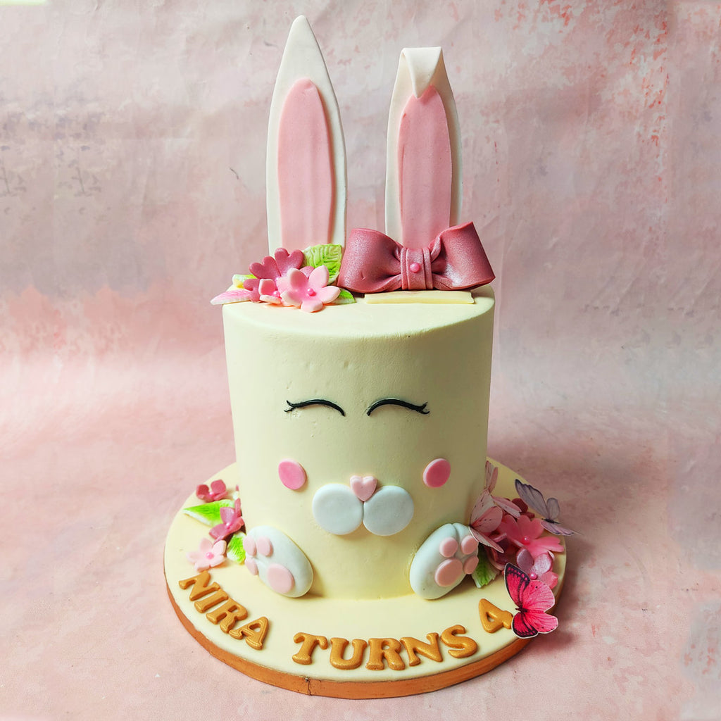 Beginning with a pristine white canvas, where the bunny’s feet at the bottom set the stage, this rabbit cake symbolises the playful steps of innocence in this woodland wonderland.