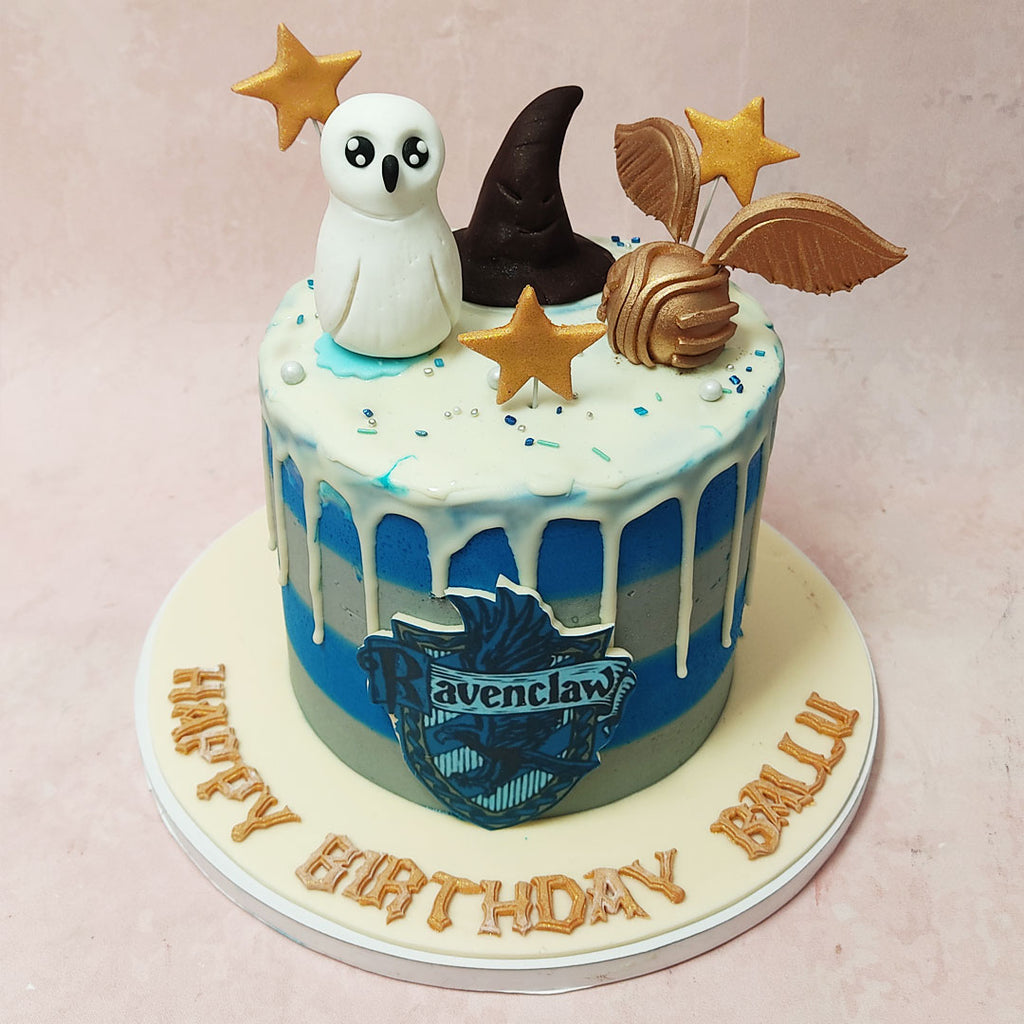 At the heart of this Harry Potter drip cake lies the emblem of Ravenclaw House,with edible replicas of Hedwig, The Sorting Hat and The Golden Snitch.