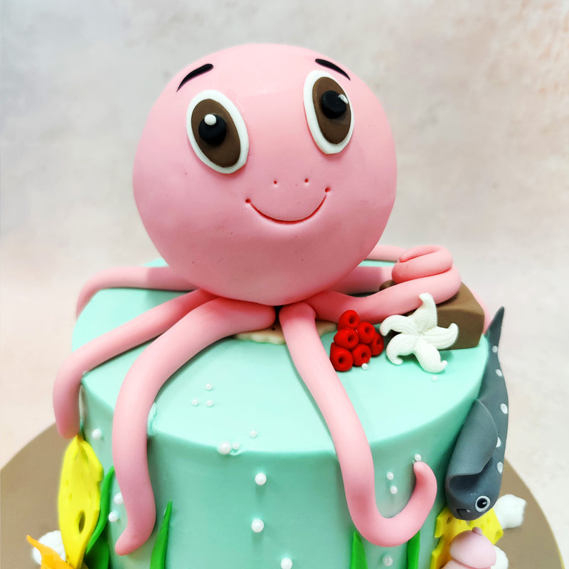 The vibrant details, like the sea plants swaying on the sides of this Birthday Cake For Kids, and the playful bubbles, add a sense of movement. 