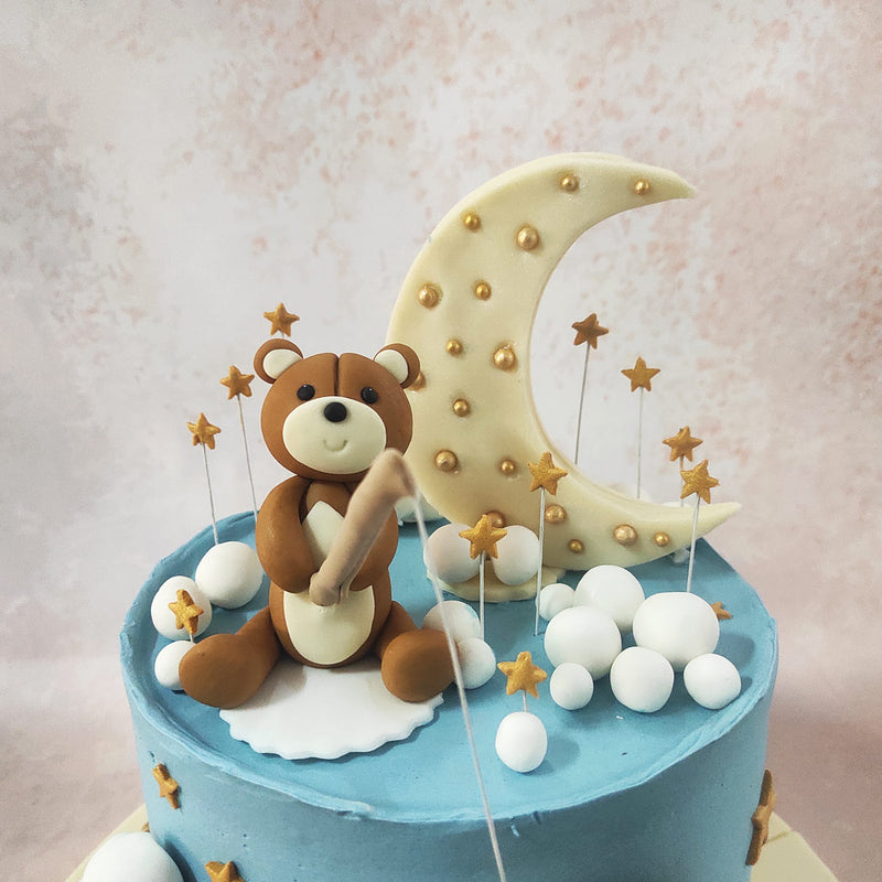 But the real showstoppers of this moon theme cake design are the two adorable teddy bears that grace the cake. 