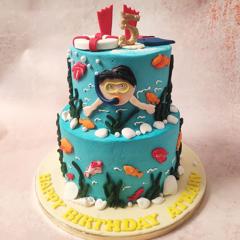 But the real stars of the show are the colourful fish that dart among the seaweed, aquatic plants, and shimmering pearls on this Diving Cake 