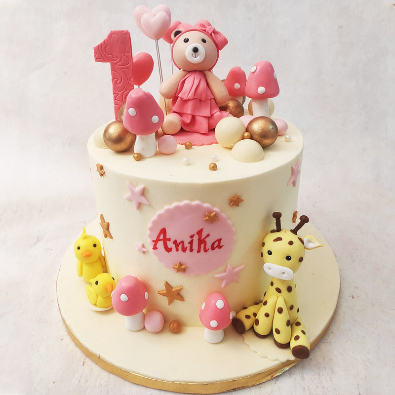 On the sides of this rubber ducky cake, you will find cute rubber ducks and a giraffe, all resembling the toys of our childhood. 