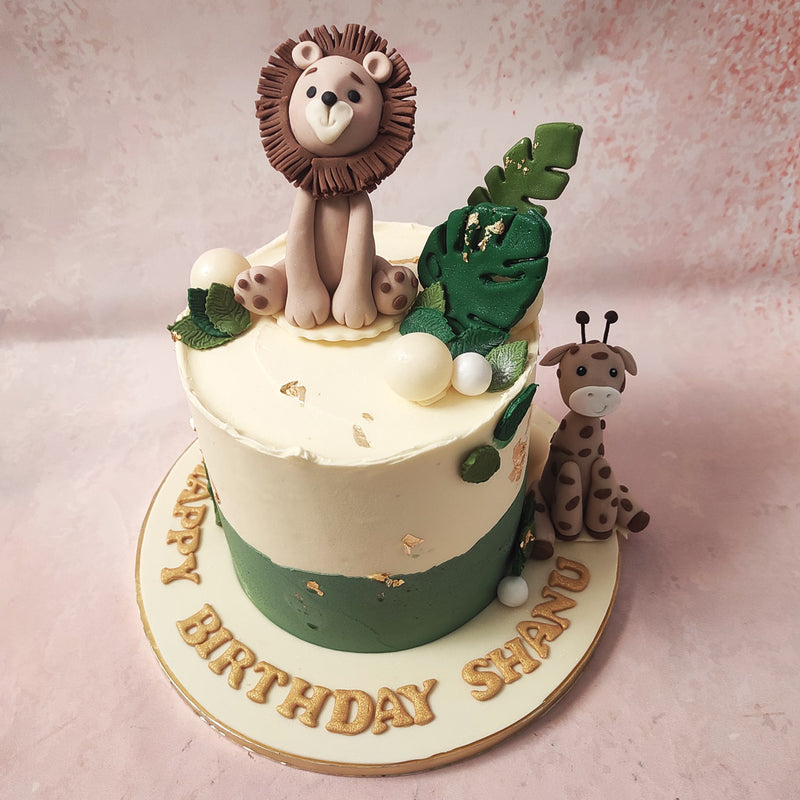 This Lion Jungle cake is adorned with delicate green leaves, meticulously crafted to create an enchanting atmosphere.