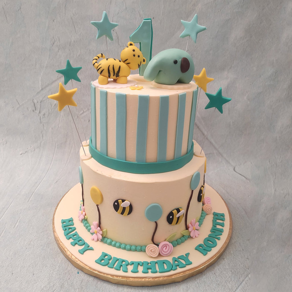 This 1st birthday animal cake is a treat for both the eyes and the palate. This animal theme 1st birthday cake design blurs together fantasy into reality very similarly and as colourfully as a toddler would.