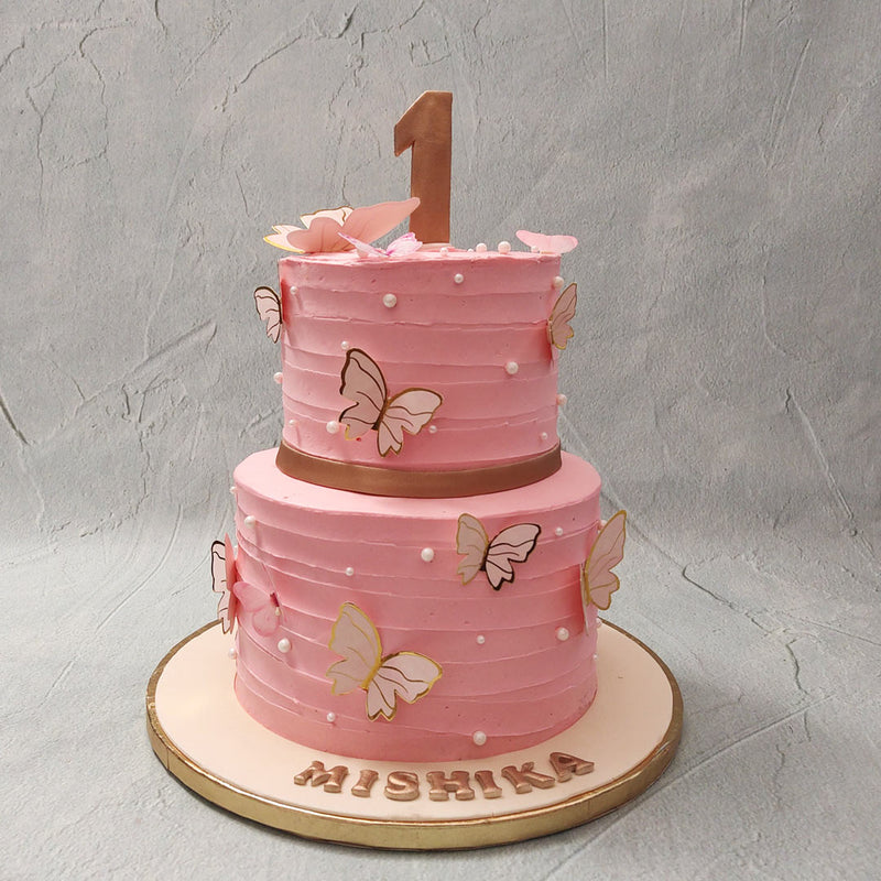 Coating in velvety buttercream frosting, the pink colour of this birthday cake for kids is a perfect match for the taste of our special Italian meringue.