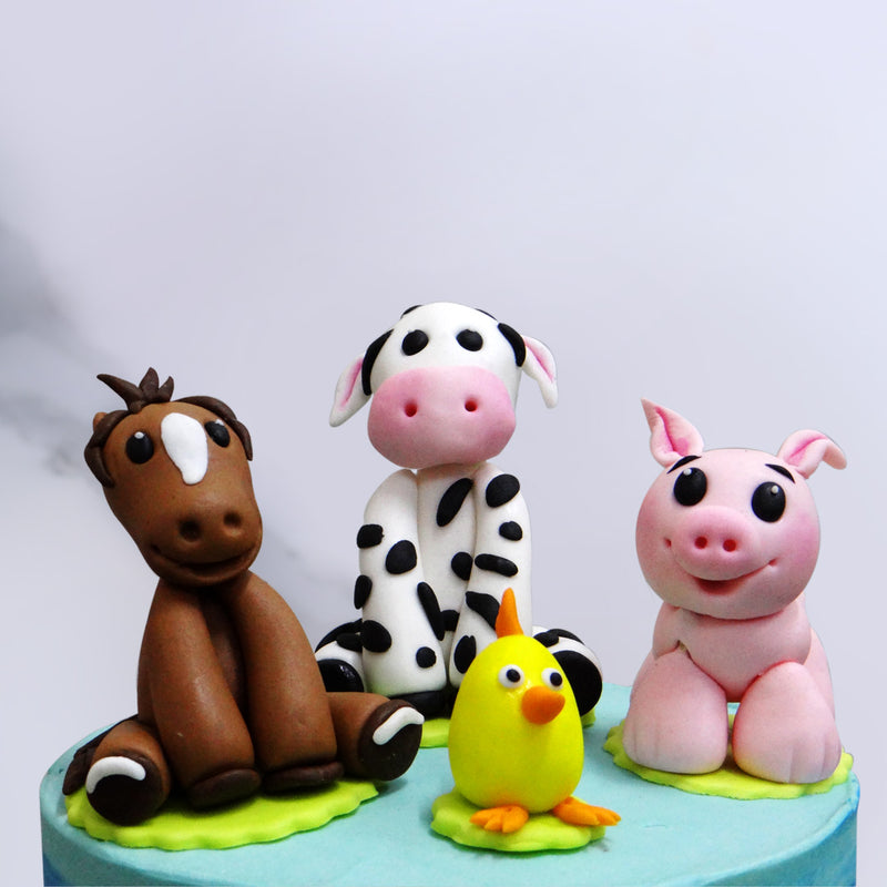 Zoomed view of our animal theme cake, Look at this cute little farm animals on top of this Farm theme cake, anyone who loves farming or farm animals will surely fall for this Animal theme cake 
