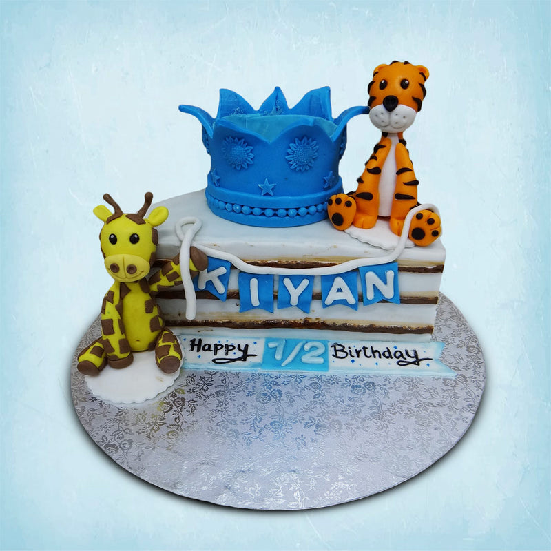 This is an animal themed birthday cake design for all the toddlers who are drawn to all living beings, even giraffes and tigers.