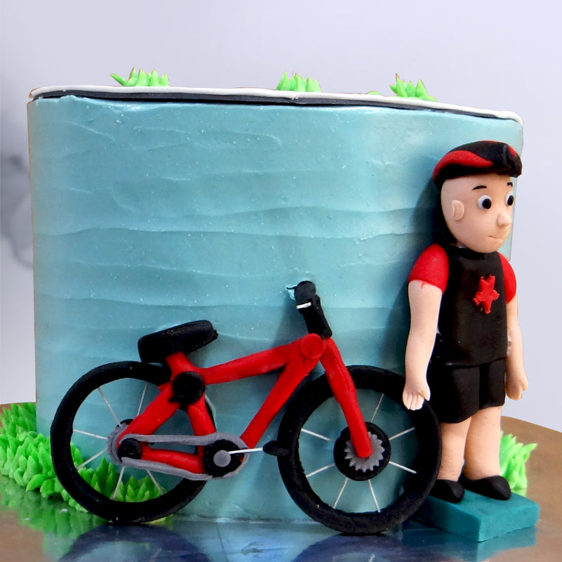 We’ve represented all cycling lovers in the form of the edible figurine standing besides the cycling theme cake.