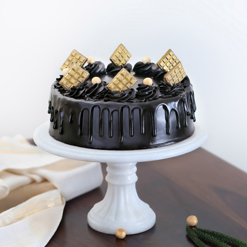 KYIV, UKRAINE - June 20: Chocolate cake decorated with blueberries, cookies  and bubble chocolates on a white background. Brown cream cheese frosting  with dark chocolate drips on birthday cake Stock Photo | Adobe Stock