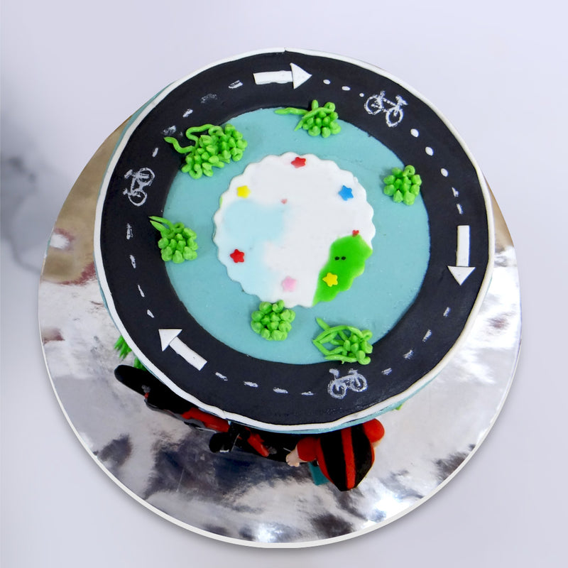 Topped with a circular cycling track, this bicycle theme birthday cake is for any fitness enthusiast that loves to get their cardio done on two wheels.