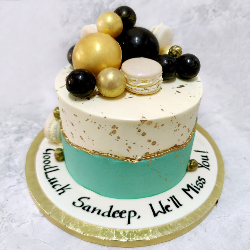 beautiful pairing in this fault line birthday cake lies in the colour combination of turquoise and white, flaked with  edible gold leaves that also adorn the space in the fault line. The colour scheme of this macaron fault line cake creates a royal and elegant vibe like the kind you would find in Santorini. 